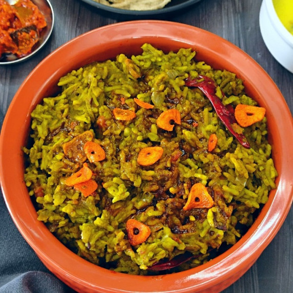 A healthy, wholesome & nutritious rice made with fresh spinach & lentils. Best vegetarian dinner.