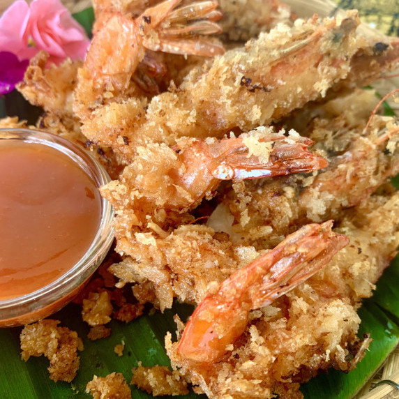 Goong tod, deep-fried prawns with sweet chili dipping sauce.