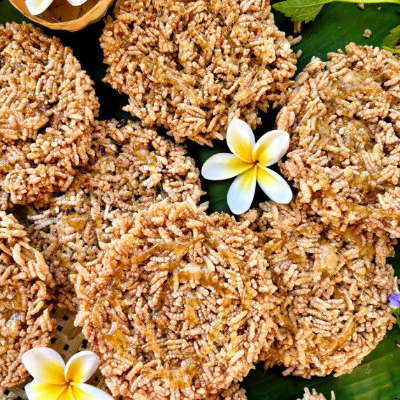 Thai crispy rice cakes, khao taen, for a delicious Thai snack.