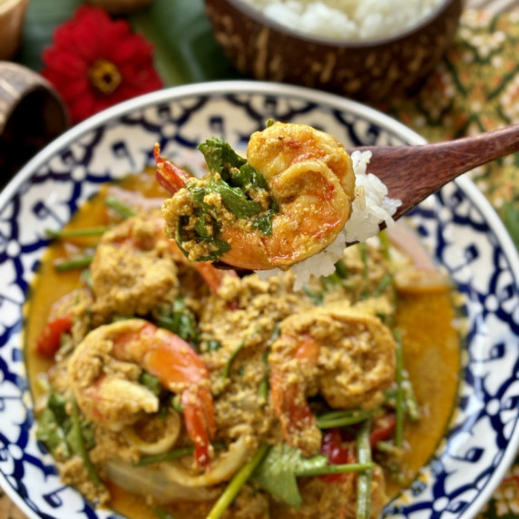 Koong karee, Thai shrimp yellow curry stir-fry in a patterned dish.