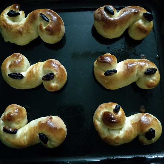 saffron buns in a baking pan