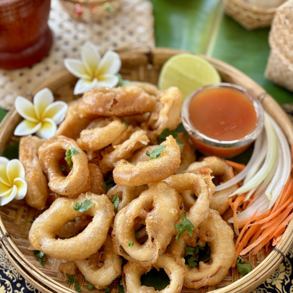 Thai calamari, fried squid, with chili sauce.