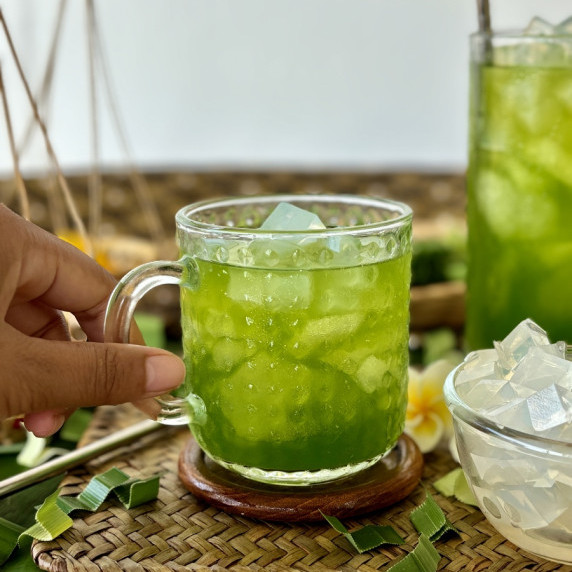 Thai pandan drink with jelly cubes.