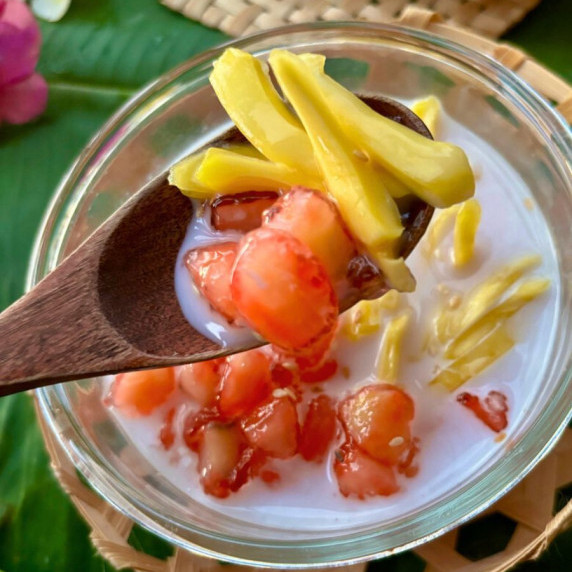 Tub tim krob, Thai red rubies dessert recipe, in a glass serving bowl.